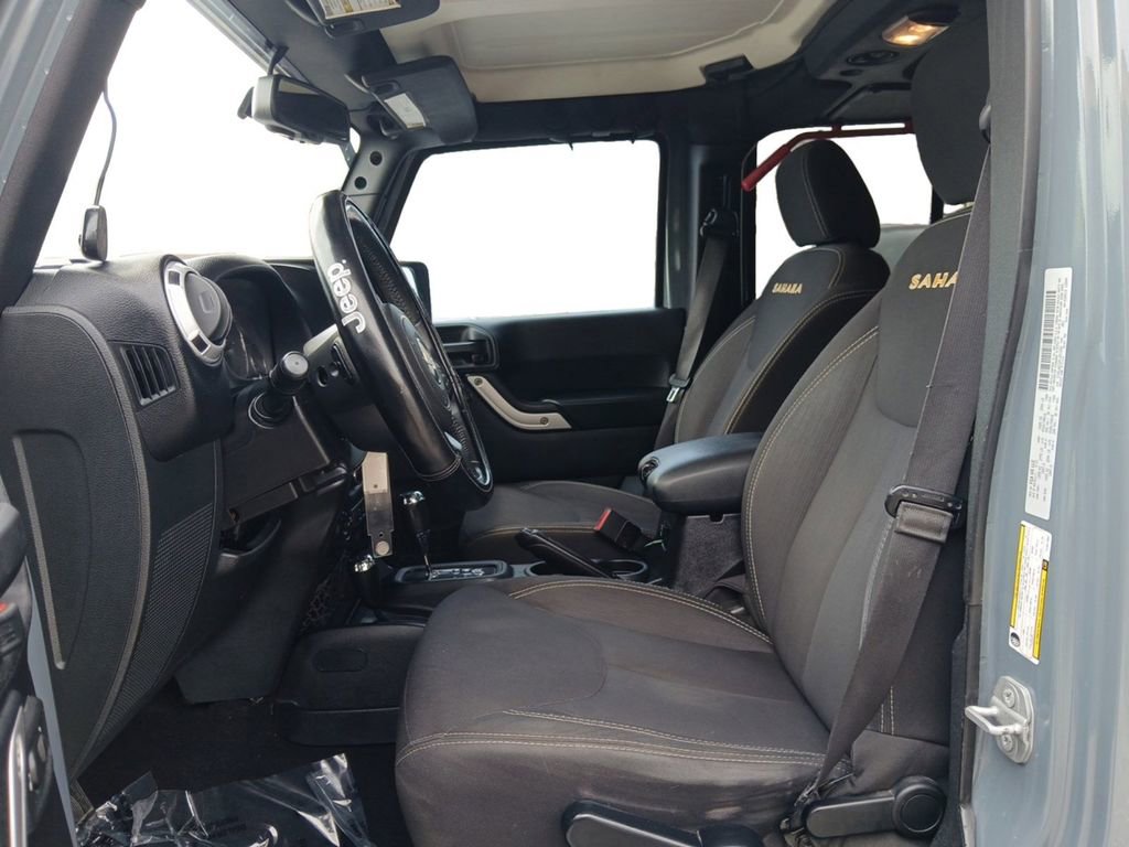 Used 2015 Jeep Wrangler Unlimited Sahara w/ Connectivity Group AWD/4WD image 14