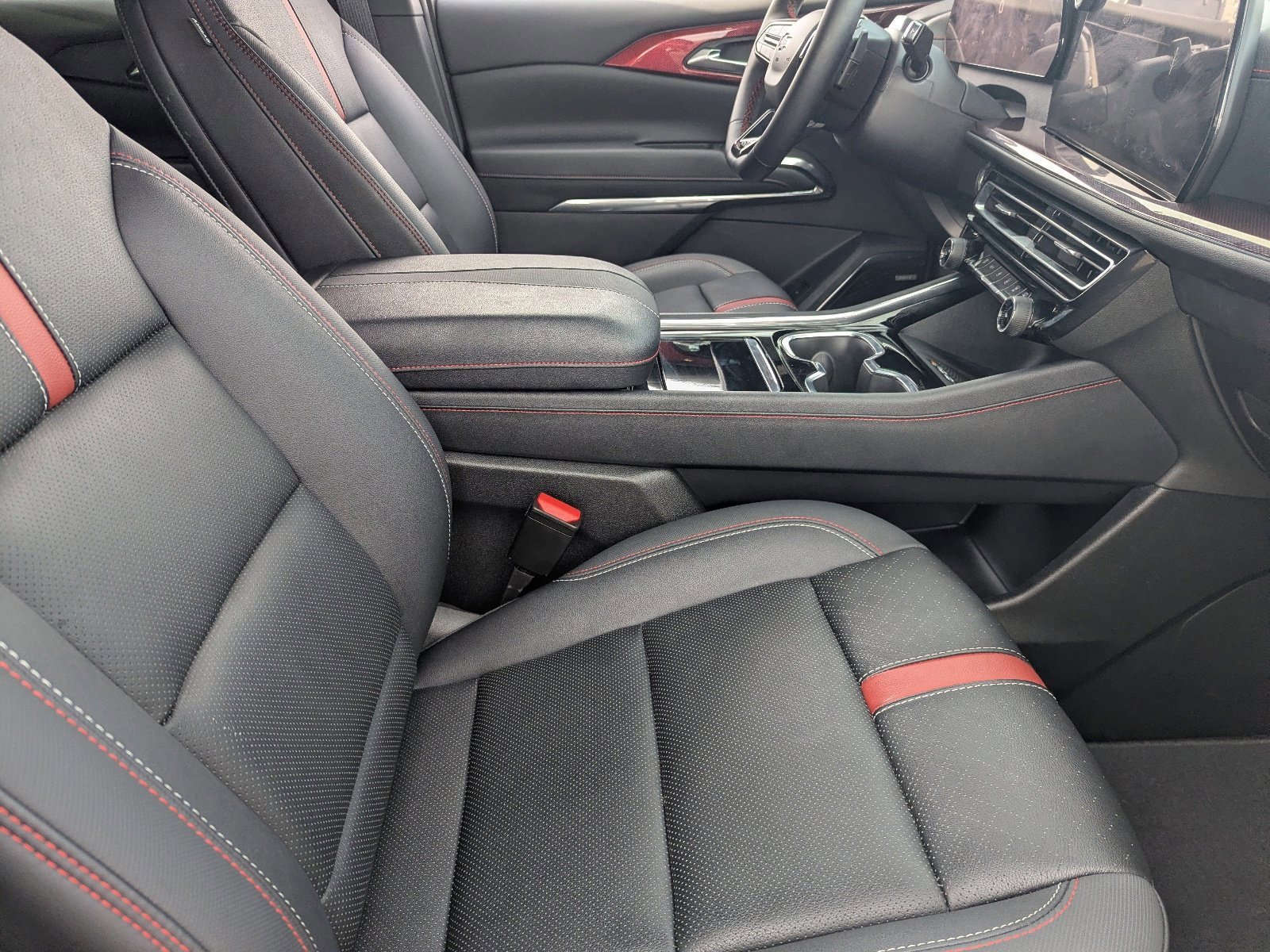 Used 2025 Chevrolet Traverse RS image 12