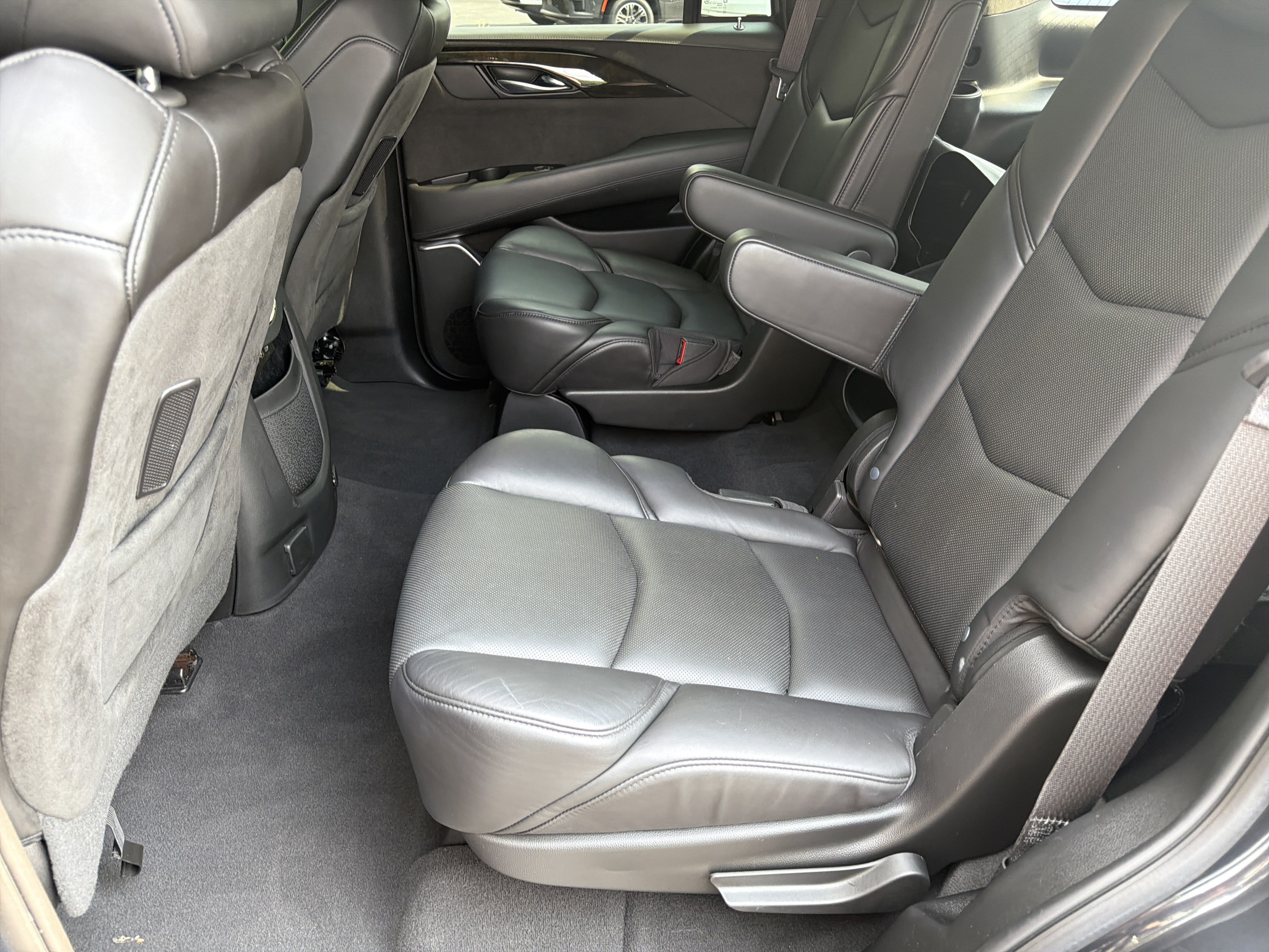 Used 2019 Cadillac Escalade Platinum AWD/4WD image 26