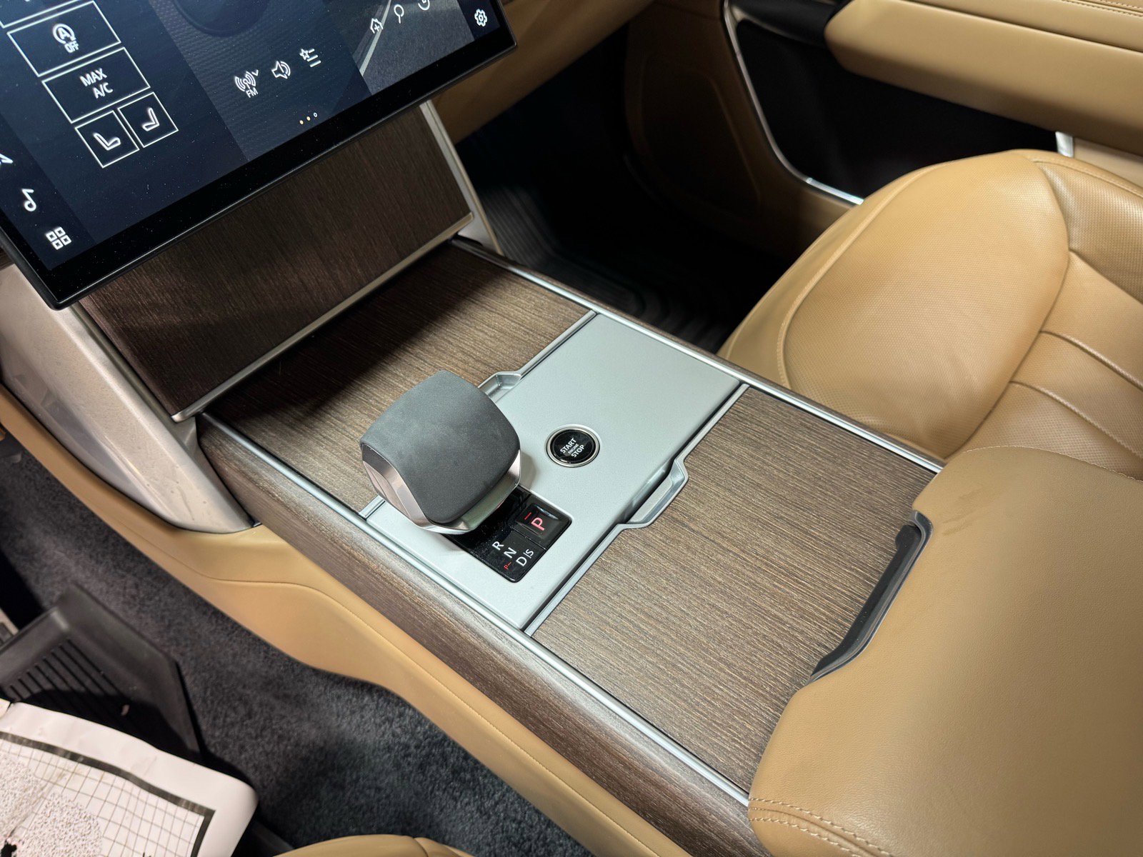 Used 2024 Land Rover Range Rover SE image 14