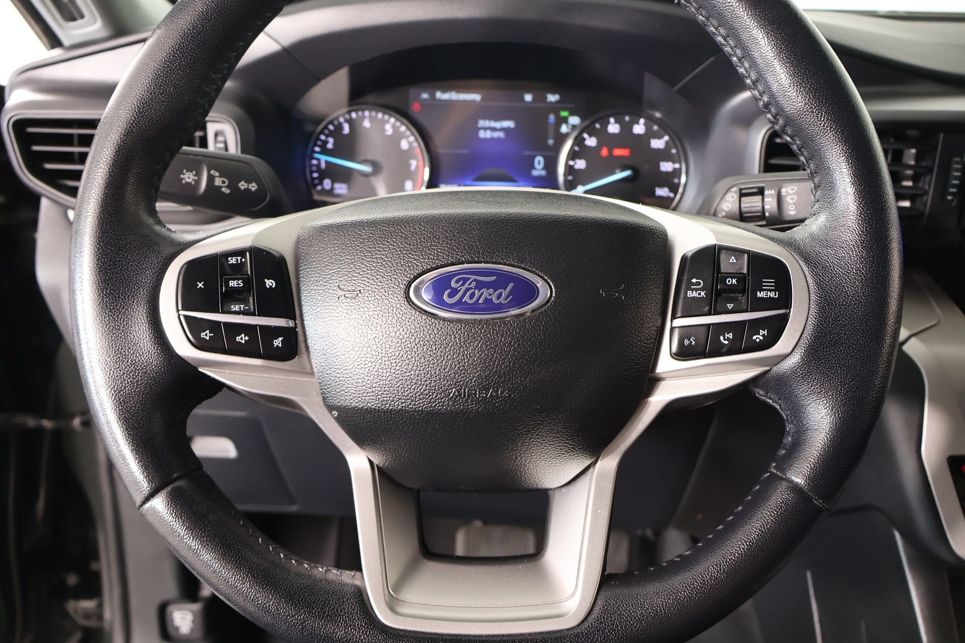 Used 2023 Ford Explorer XLT AWD/4WD image 3