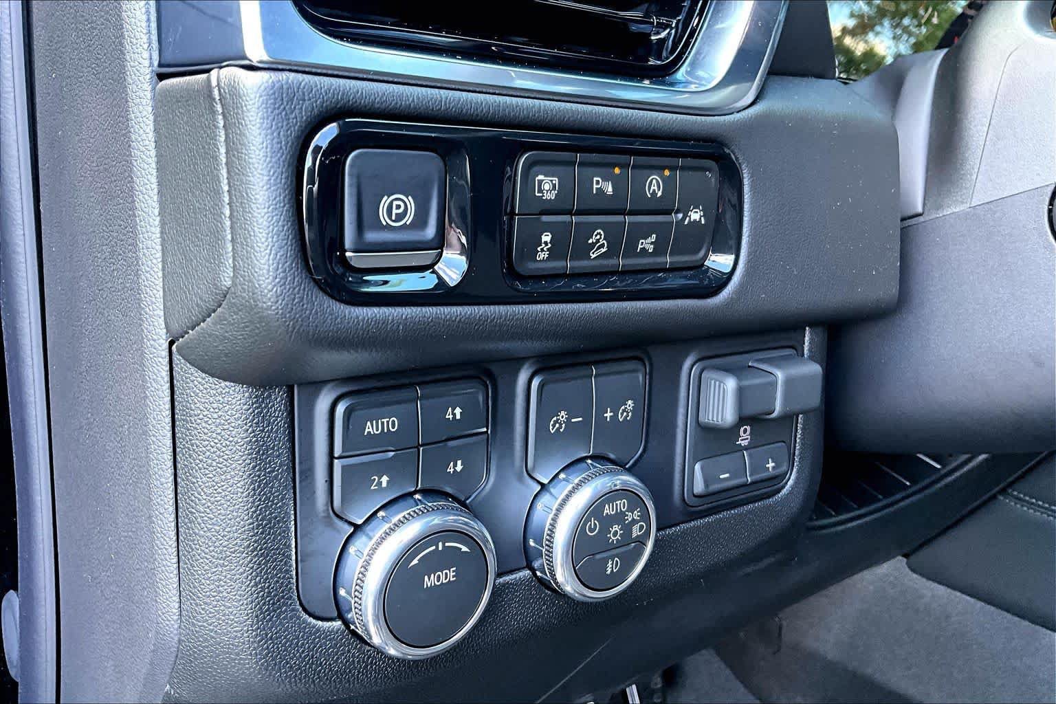 Used 2026 GMC Yukon Denali w/ Denali Reserve Package AWD/4WD image 33