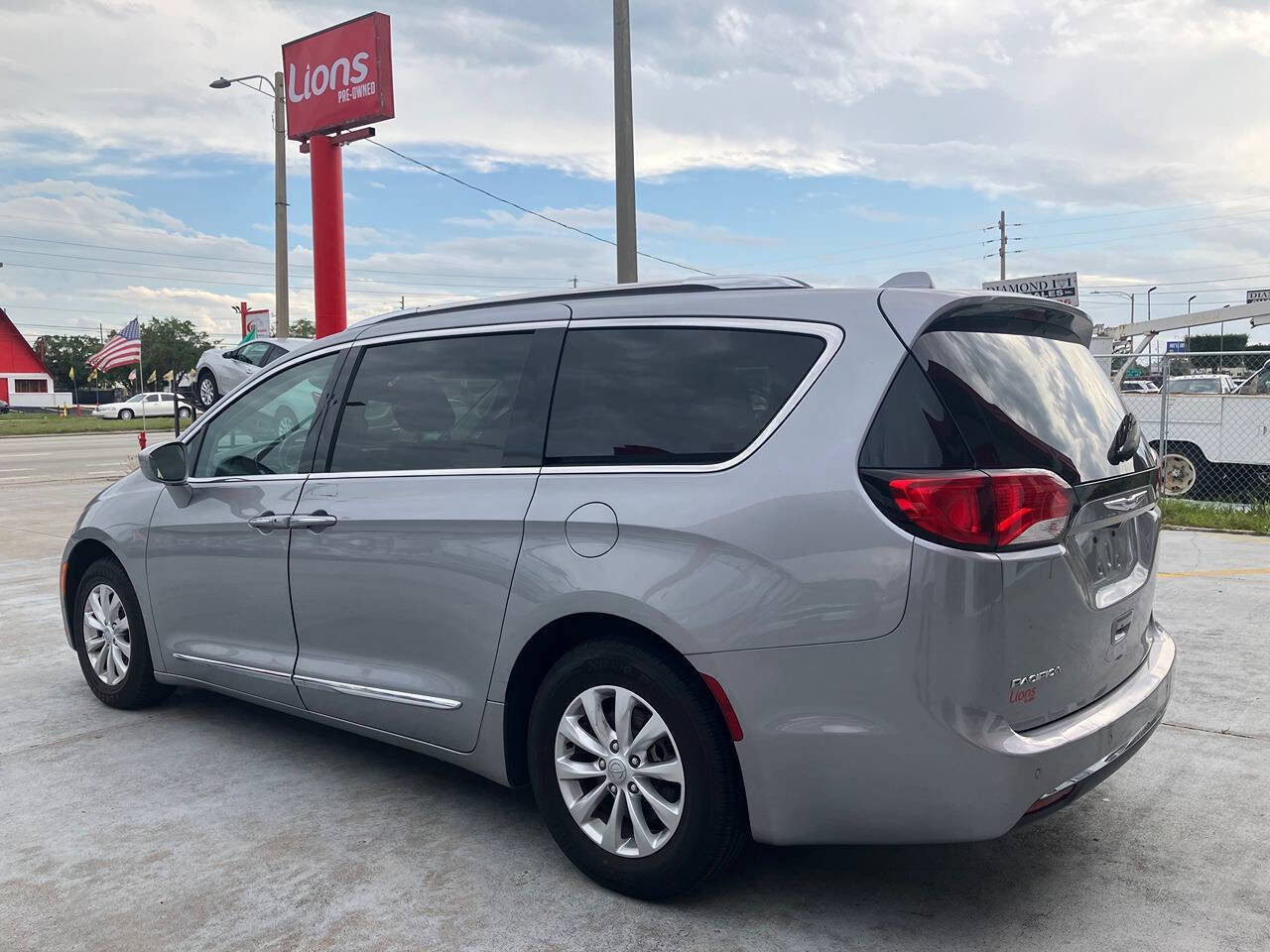 Used 2019 Chrysler Pacifica Touring-L image 4