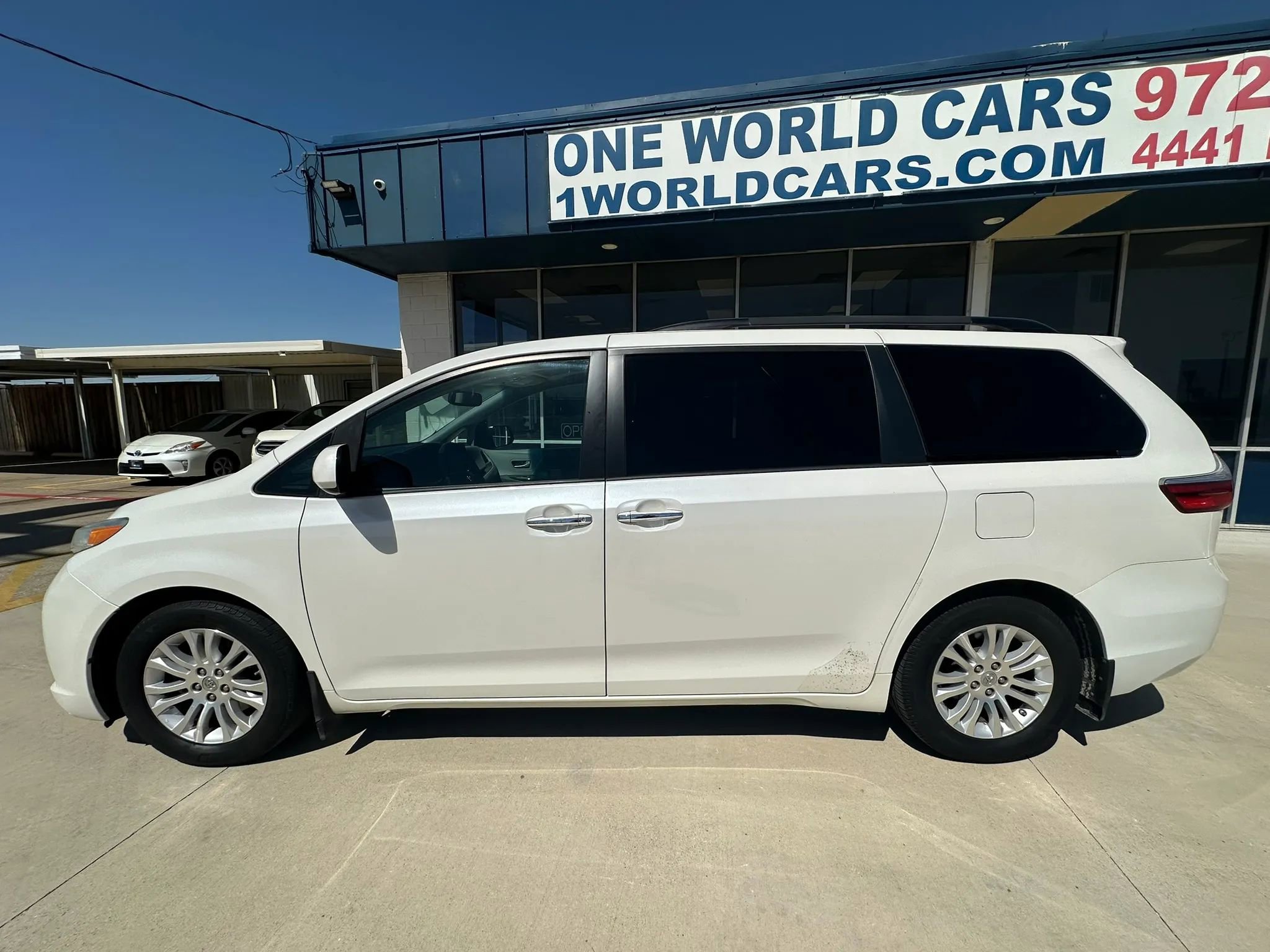 Used 2015 Toyota Sienna XLE image 2