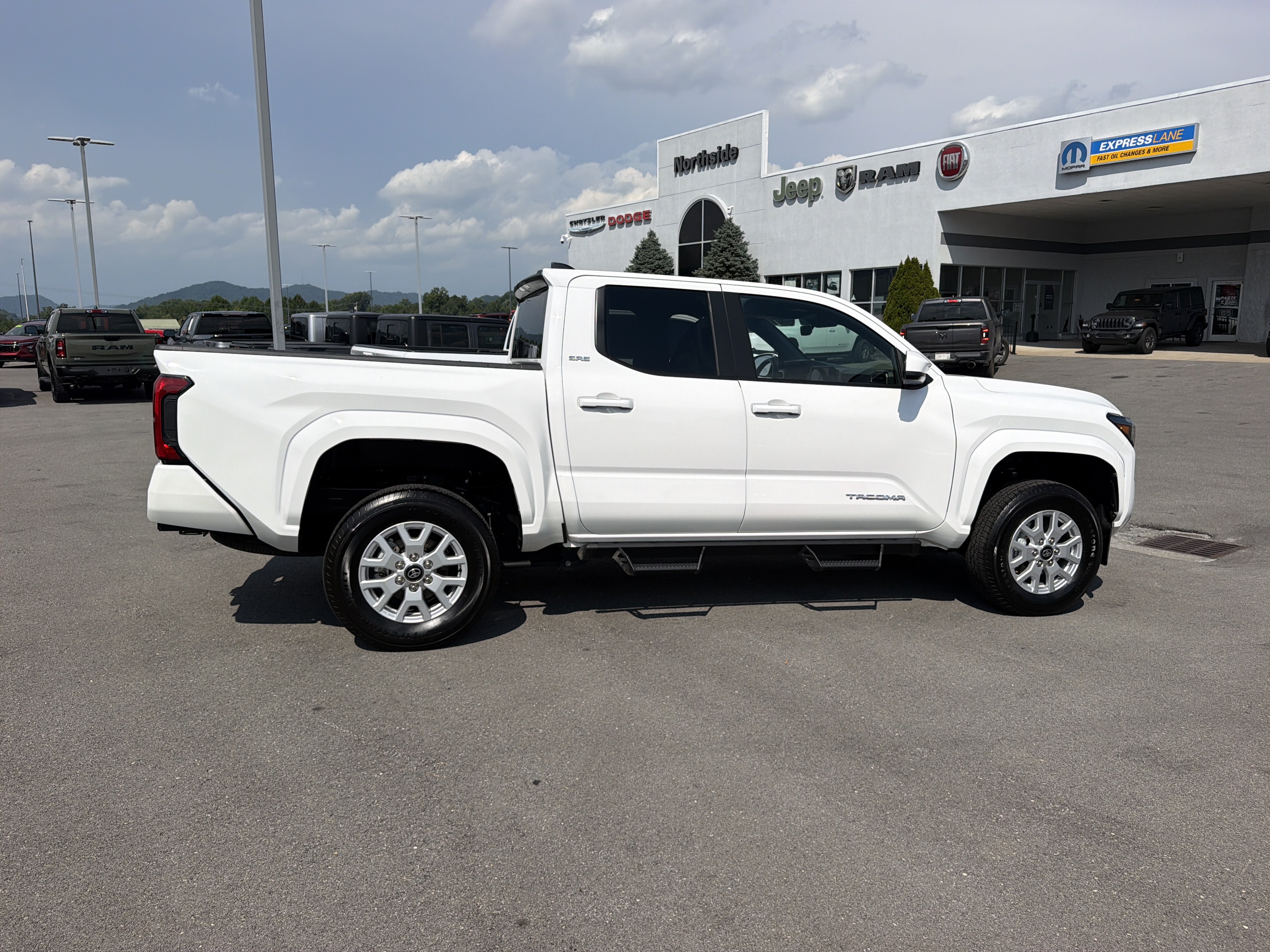 Used 2025 Toyota Tacoma SR5 AWD/4WD image 5
