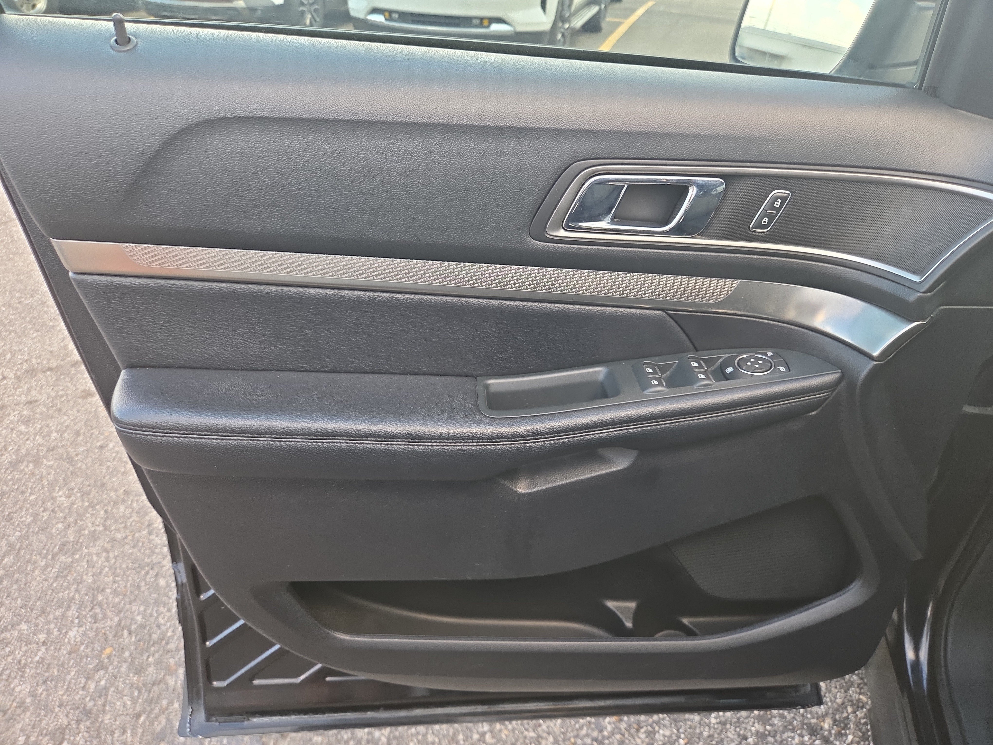 Used 2019 Ford Explorer XLT w/ Equipment Group 201A FWD image 6