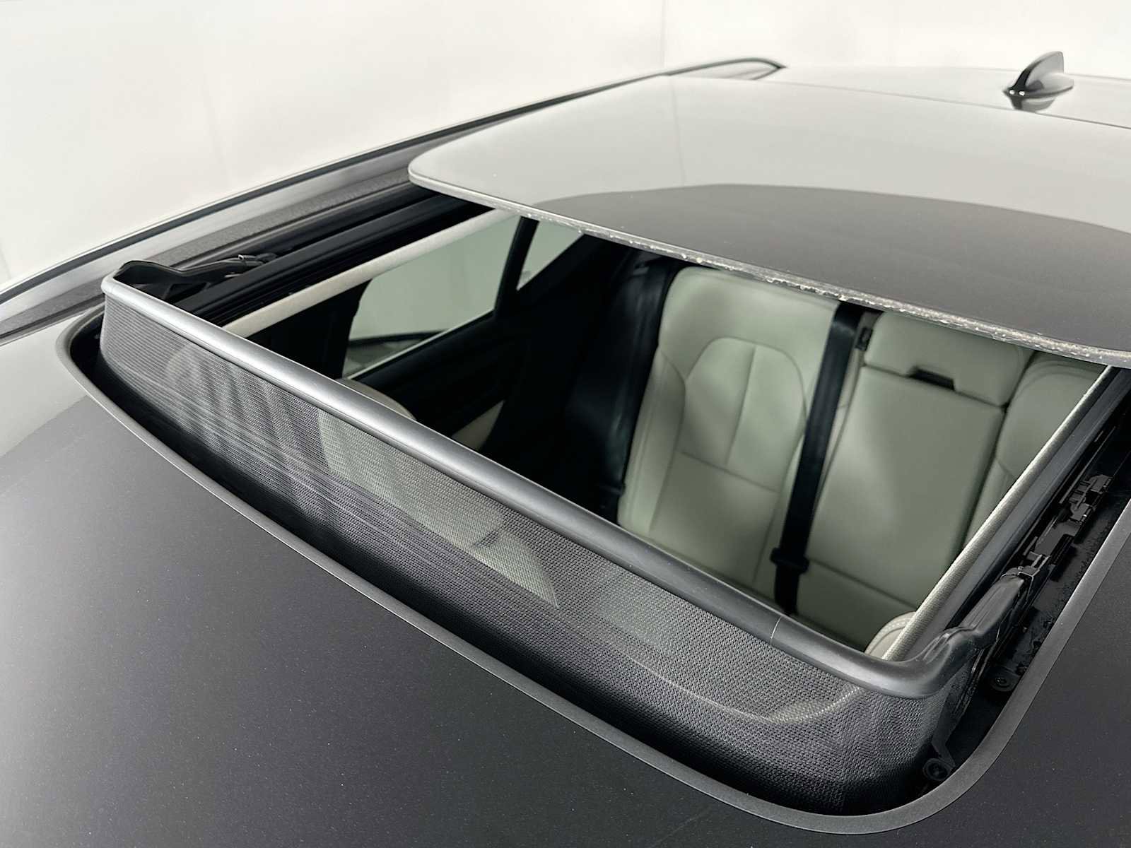 Certified 2025 Volvo XC40 B5 Plus w/ Protection Package Premier image 19