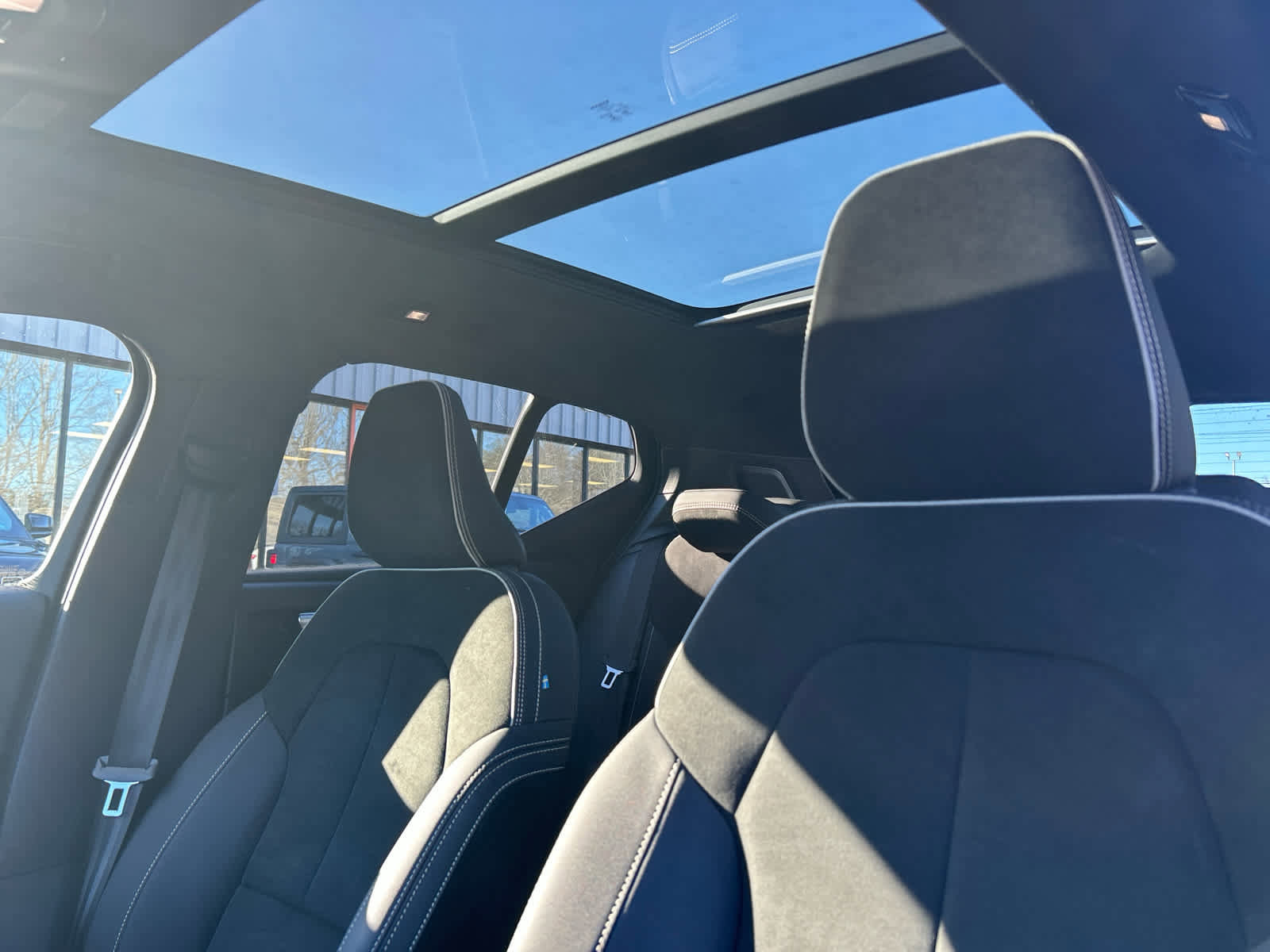 Used 2023 Volvo XC40 B5 Plus w/ Driver Assist Package AWD/4WD image 34
