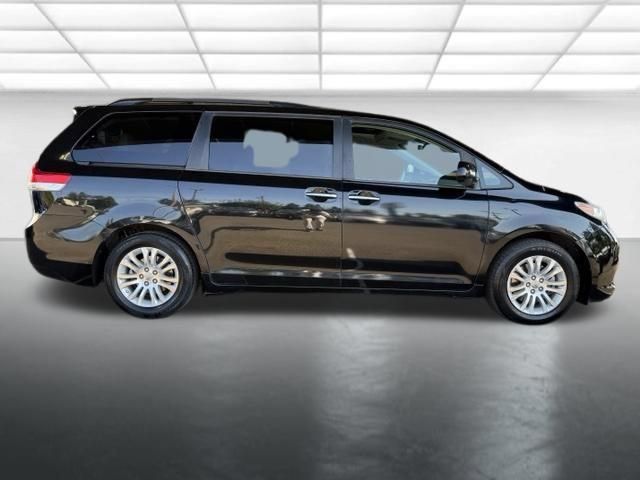 Used 2014 Toyota Sienna XLE FWD image 6