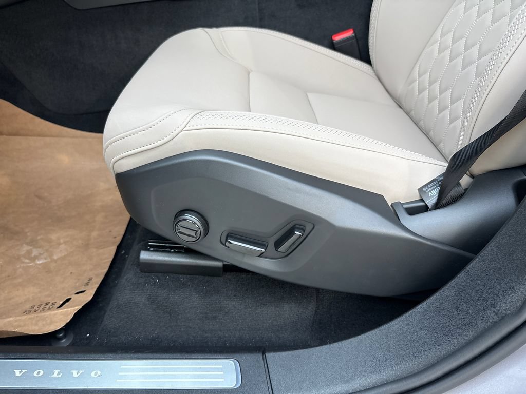 New 2026 Volvo XC90 B6 Plus w/ Protection Package Premier AWD/4WD image 6