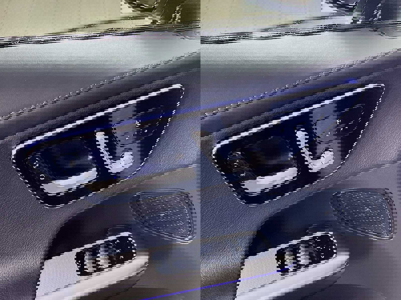 Used 2025 Mercedes-Benz GLC 300 4MATIC image 18