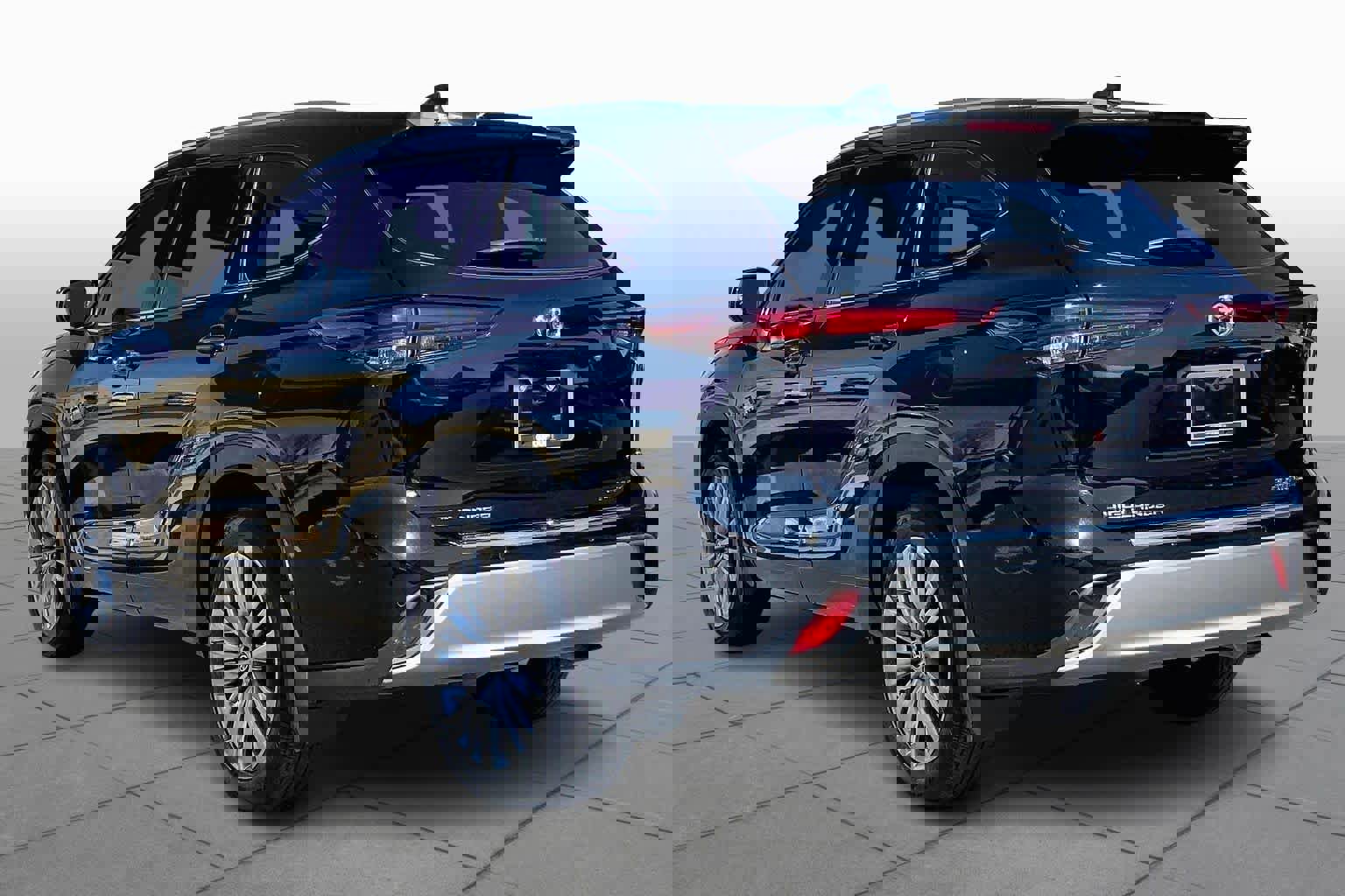 Used 2024 Toyota Highlander Platinum image 11