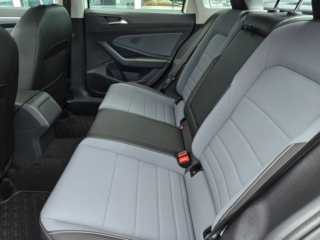 Used 2025 Volkswagen Jetta SE FWD image 13