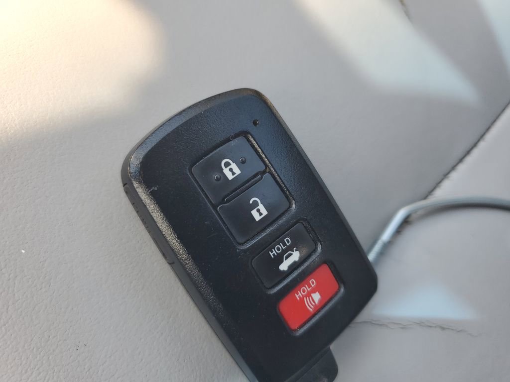 Used 2015 Toyota Camry XLE w/ Moonroof Package image 28