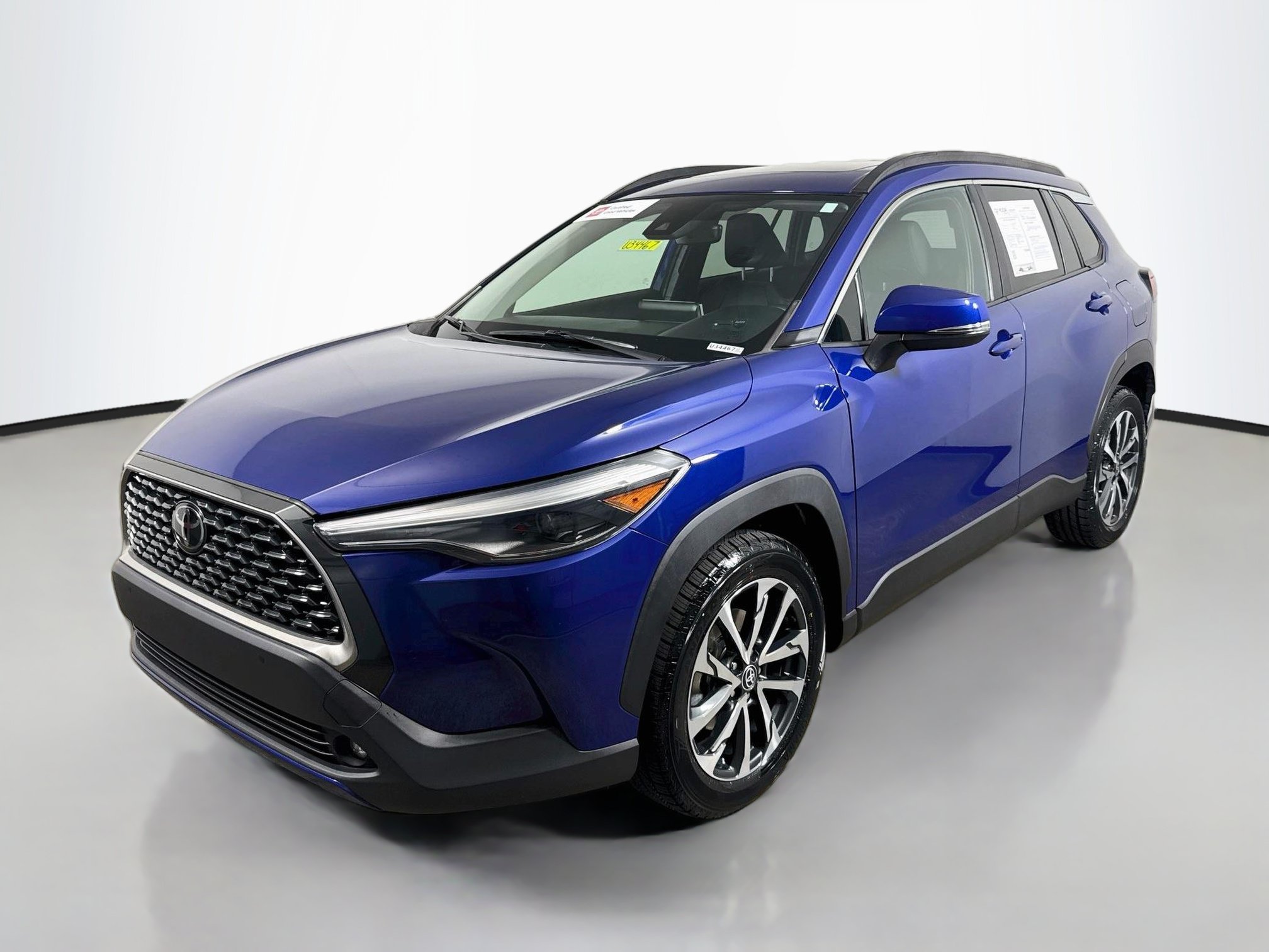 Used 2022 Toyota Corolla Cross XLE w/ Convenience Package FWD image 3