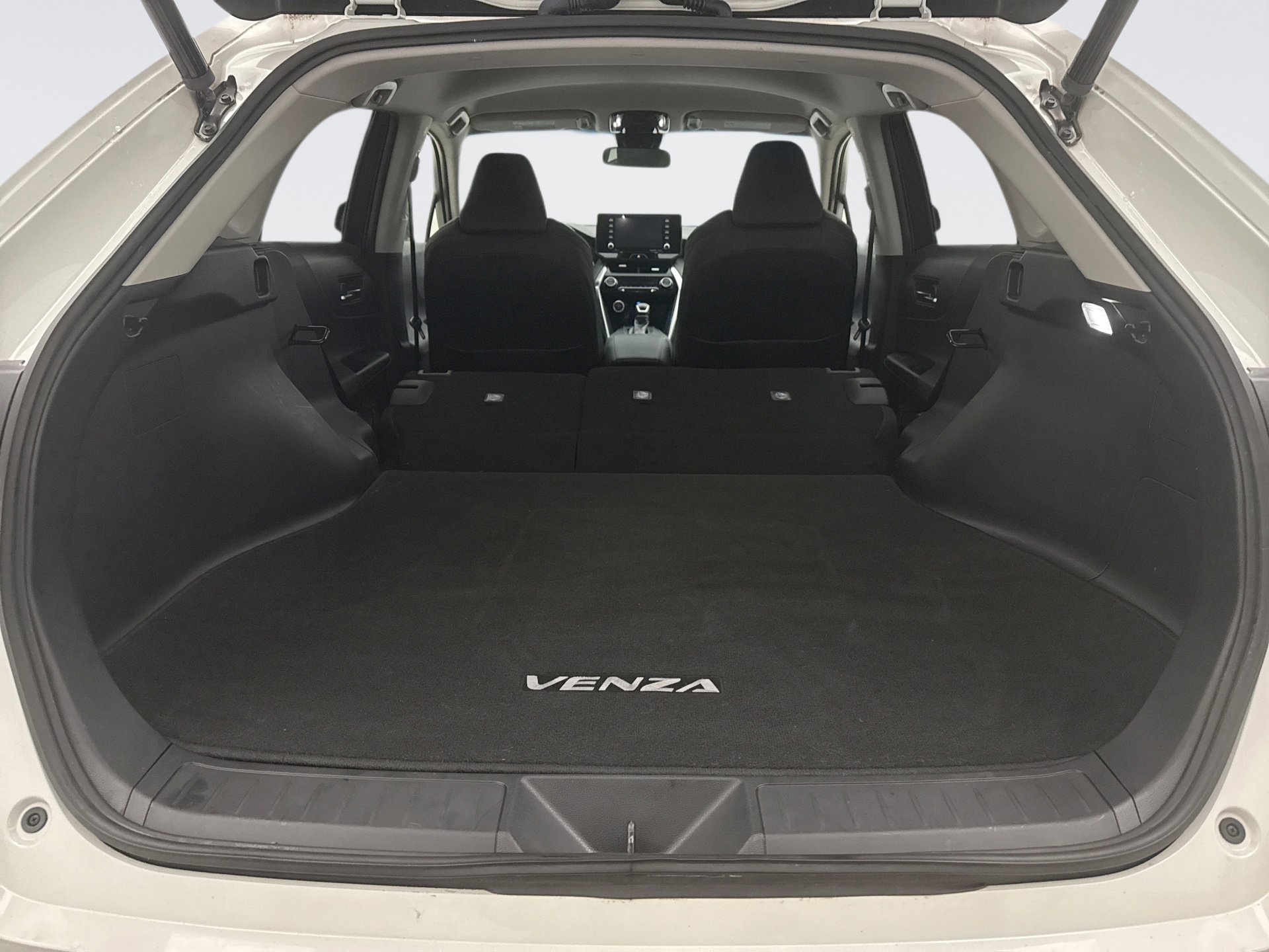 Used 2021 Toyota Venza LE w/ Carpet Mat Package (TMS) image 21