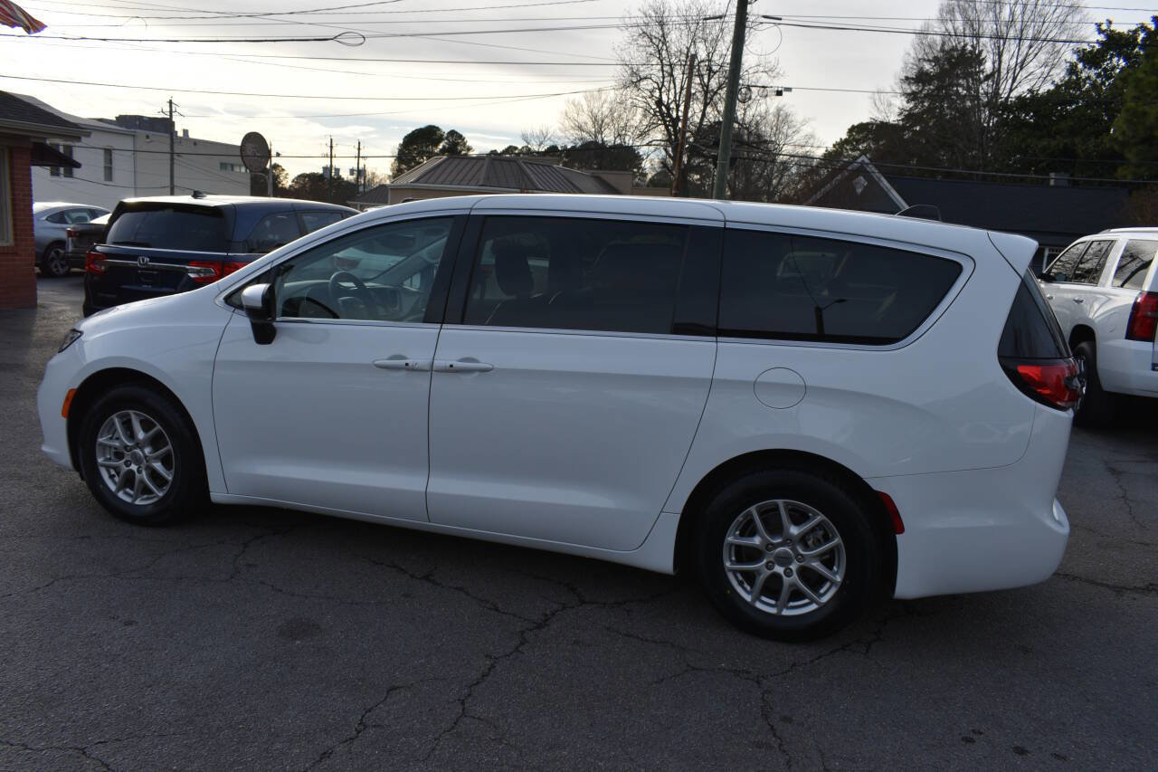 Used 2023 Chrysler Pacifica Touring-L image 40