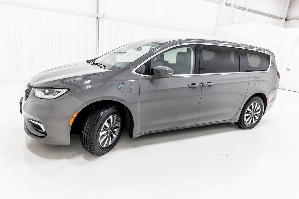 Used 2022 Chrysler Pacifica Touring-L FWD image 3