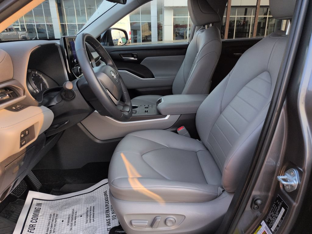 Certified 2023 Toyota Highlander XLE FWD image 9