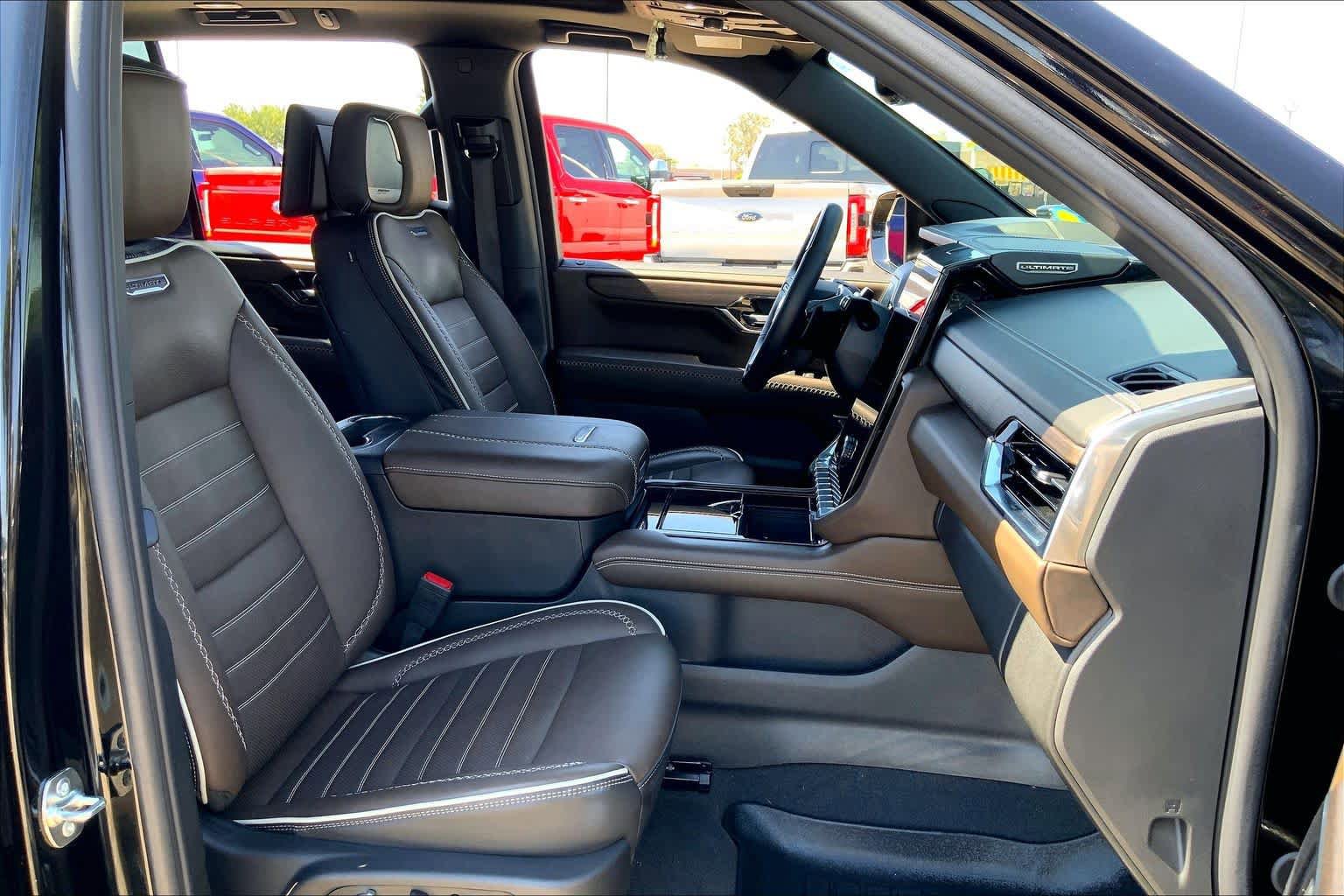 Used 2025 GMC Yukon Denali Ultimate AWD/4WD image 8