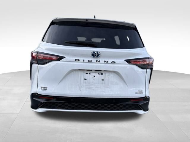 Used 2022 Toyota Sienna XSE image 8