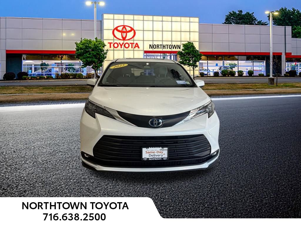 Used 2025 Toyota Sienna XLE w/ XLE Plus Package FWD image 5