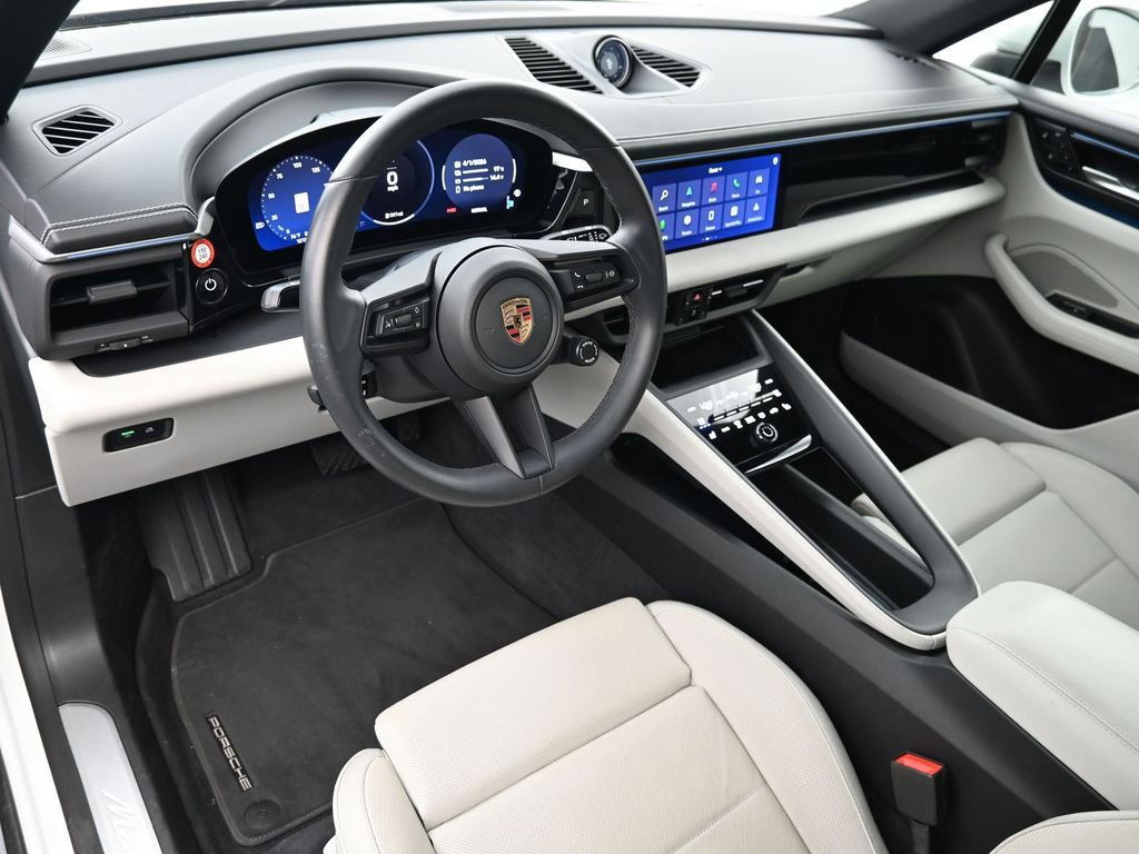 Certified 2025 Porsche Macan Electric image 4