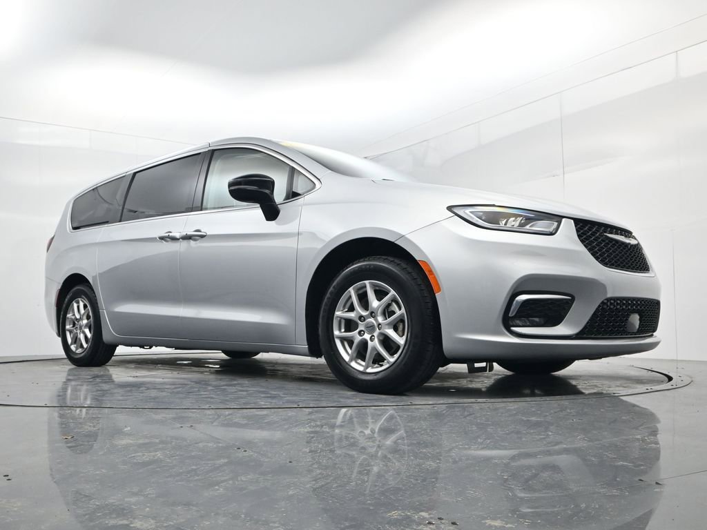 Used 2024 Chrysler Pacifica Touring-L image 41