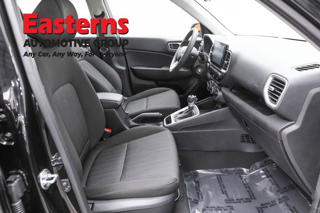 Used 2025 Hyundai Venue SE image 24