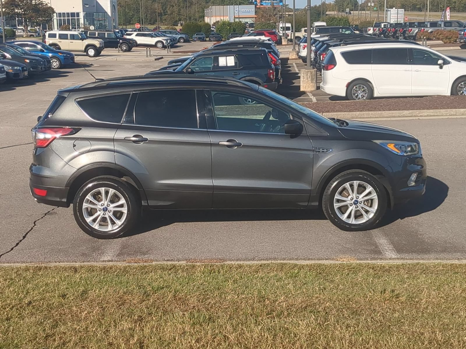Used 2017 Ford Escape SE w/ Equipment Group 201A AWD/4WD image 2