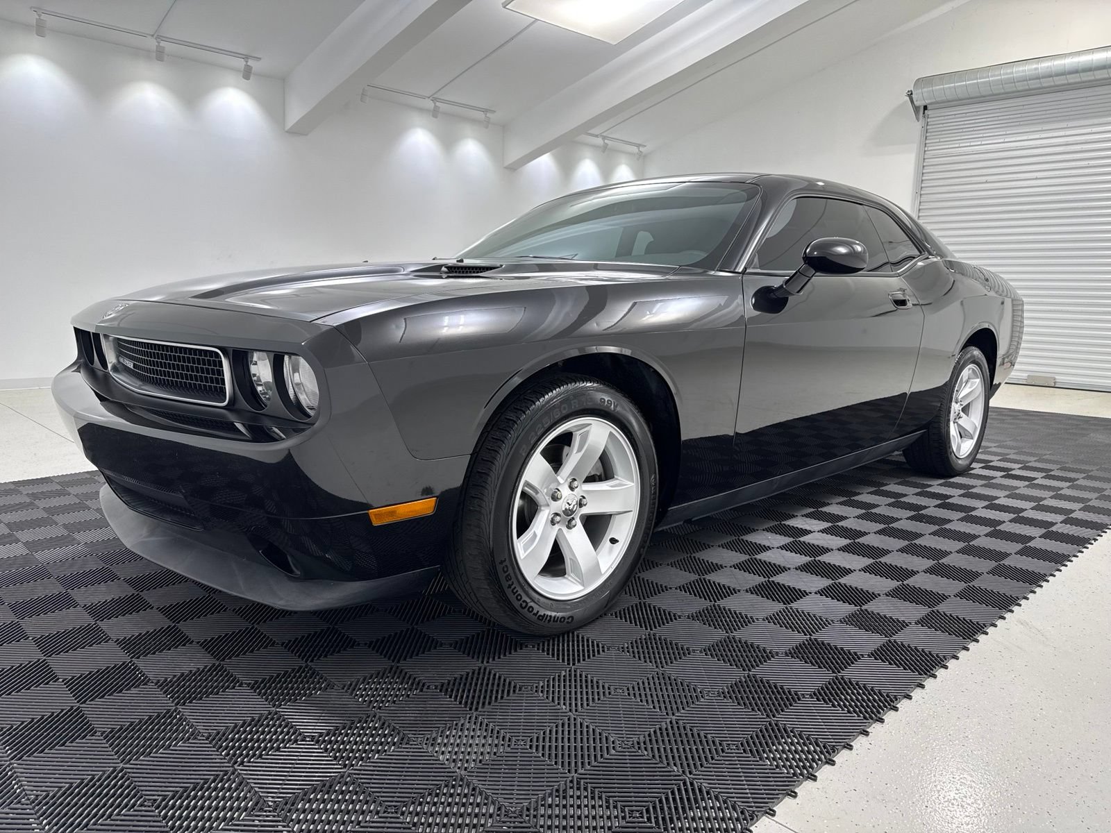 Used 2010 Dodge Challenger SE RWD image 3