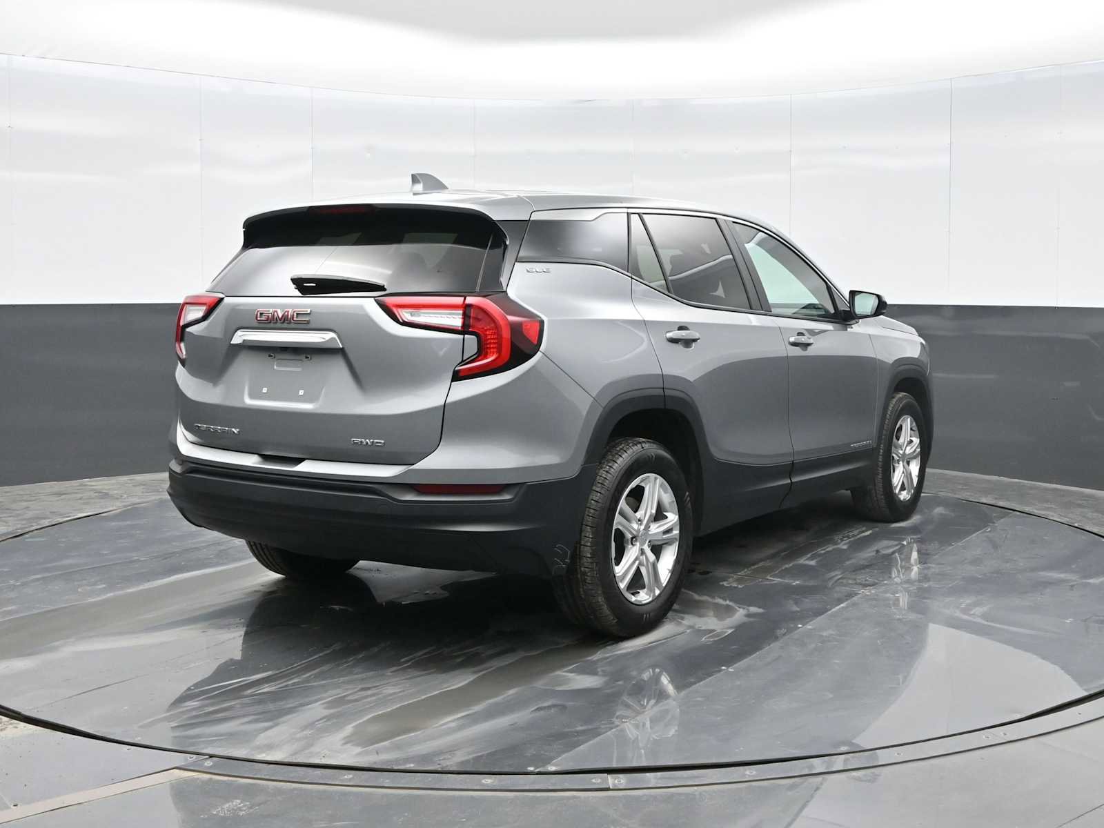Used 2024 GMC Terrain SLE image 6