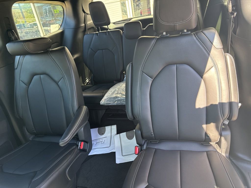 New 2026 Chrysler Pacifica Select image 12