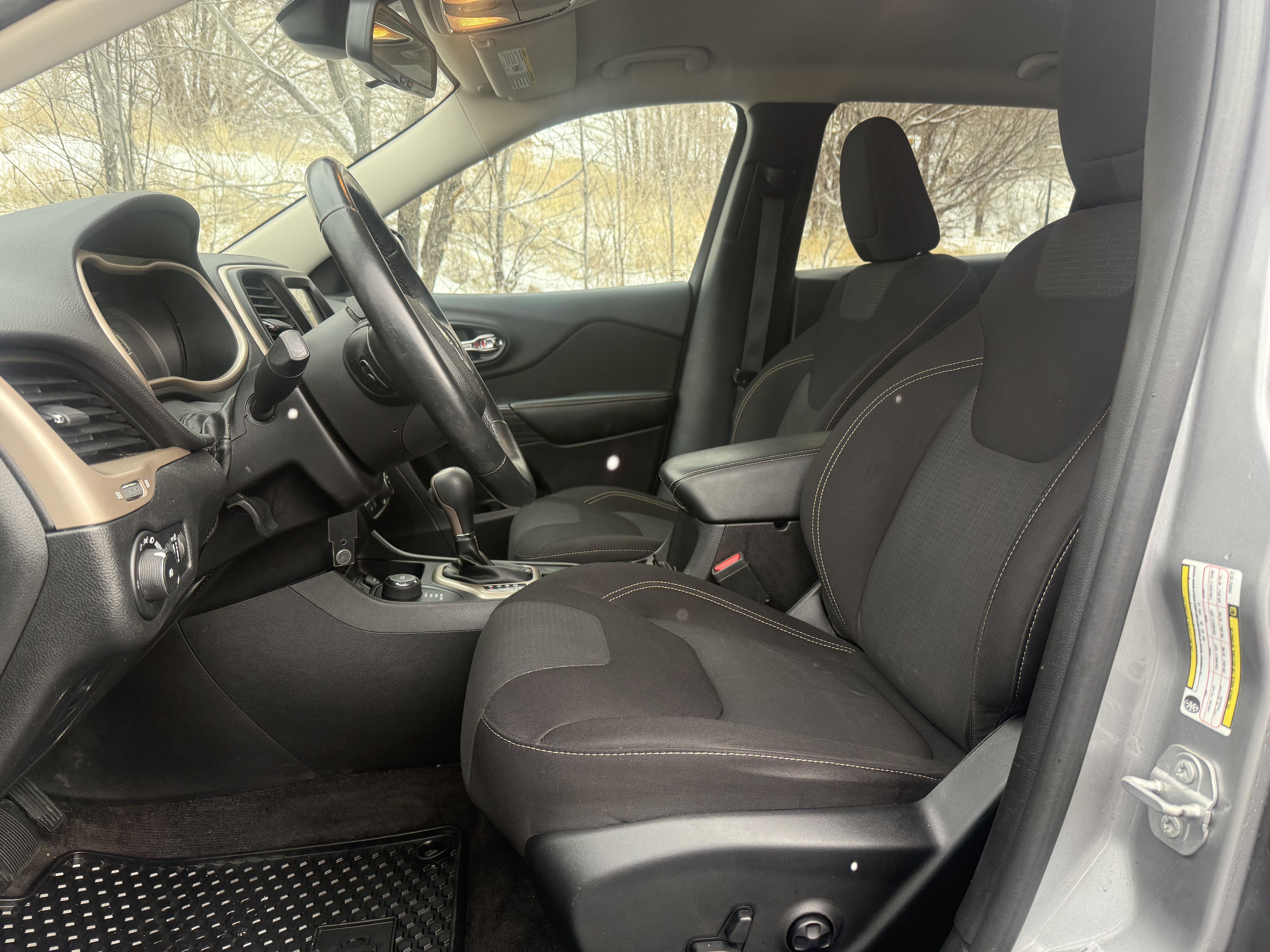 Used 2017 Jeep Cherokee Latitude w/ Cold Weather Group image 14