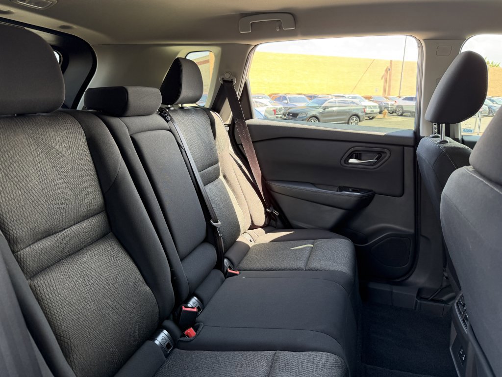 Used 2025 Nissan Rogue SV image 34