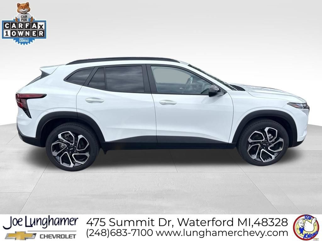 Used 2025 Chevrolet Trax RS w/ Sunroof Package FWD image 2