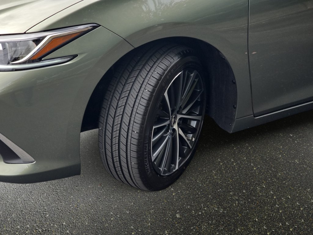 Used 2025 Lexus ES 300h w/ Premium Package FWD image 35