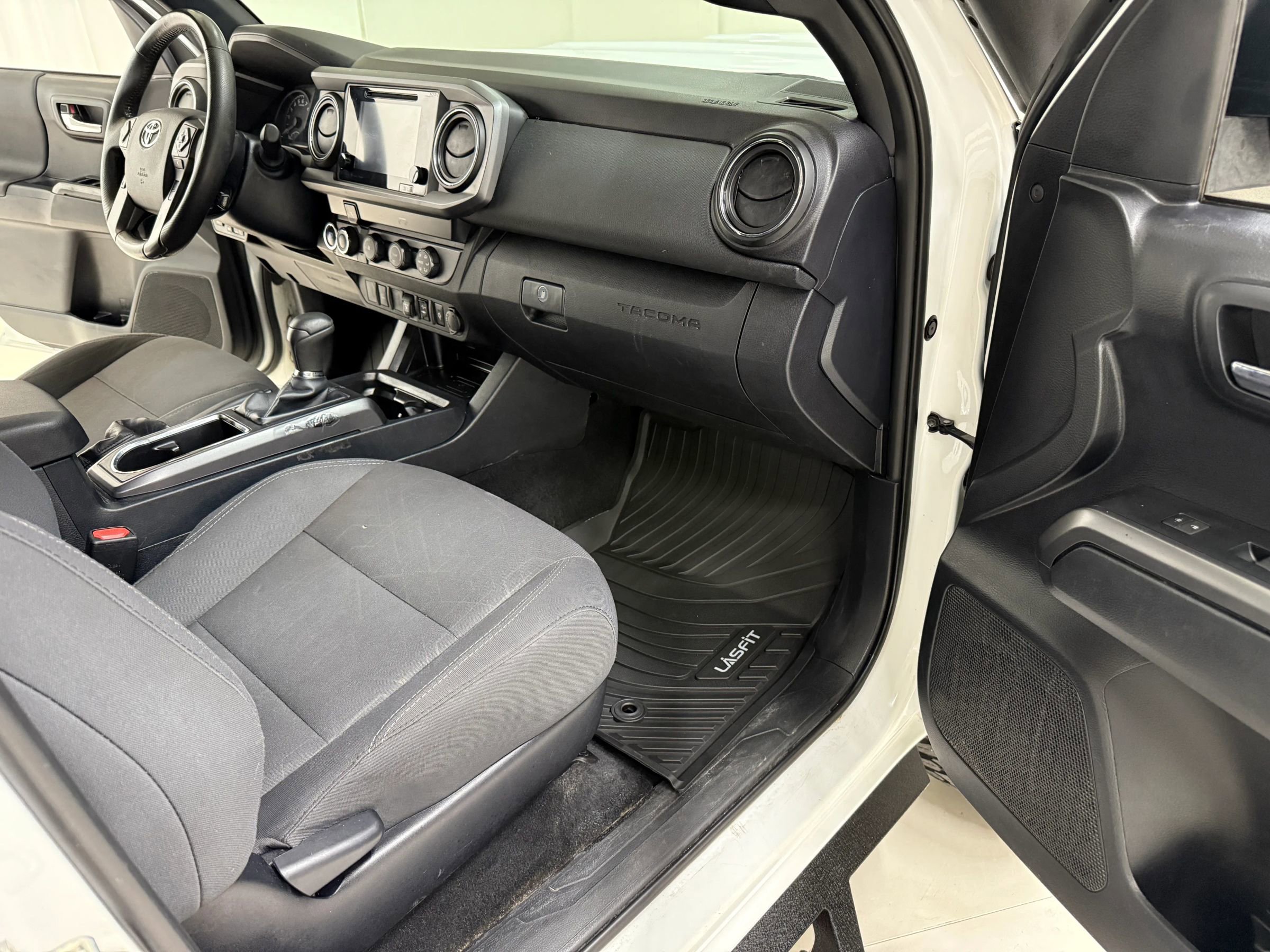 Used 2019 Toyota Tacoma TRD Sport image 17