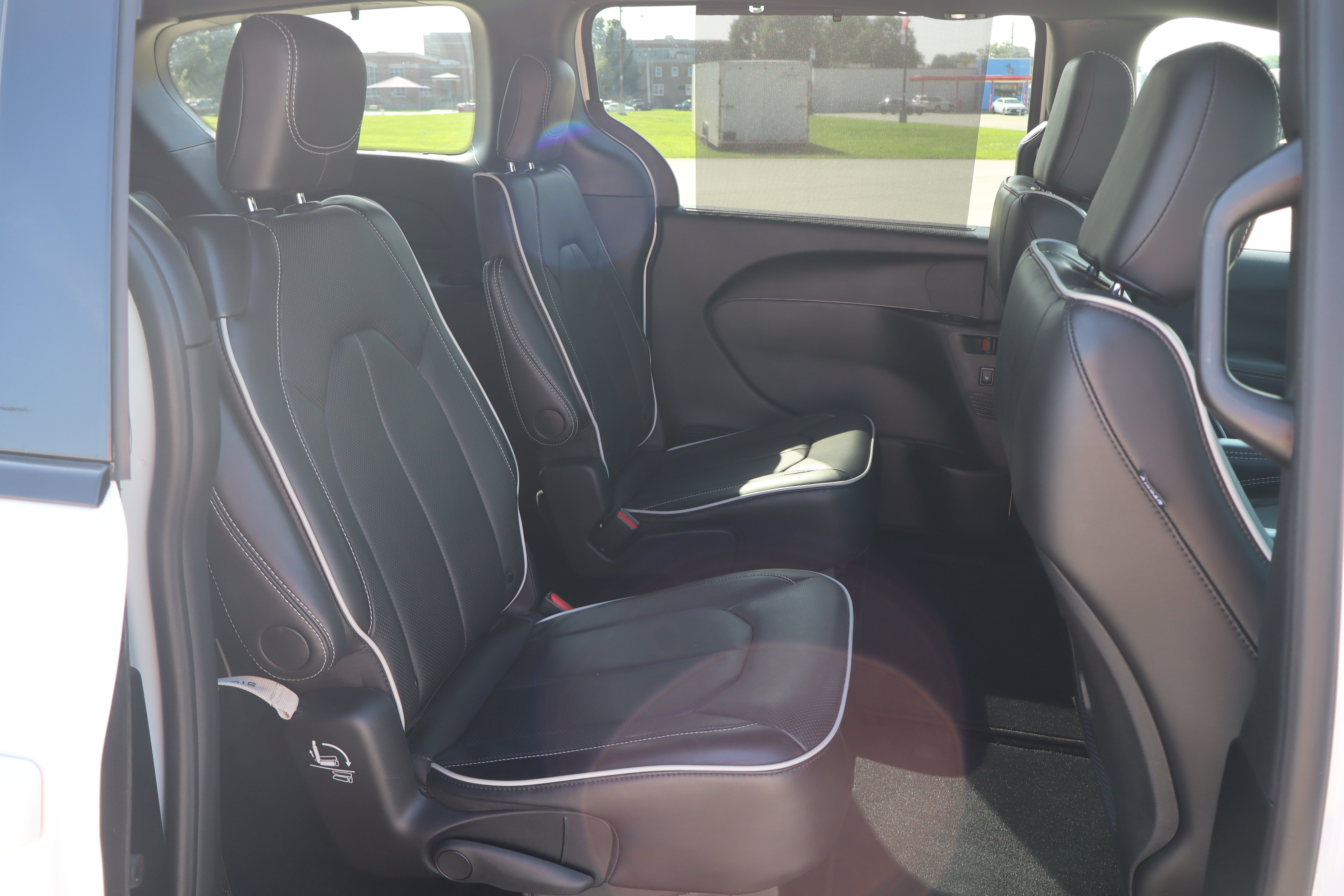 Used 2025 Chrysler Pacifica Limited FWD image 13