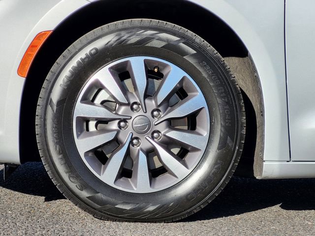 Certified 2024 Chrysler Pacifica Limited FWD image 11