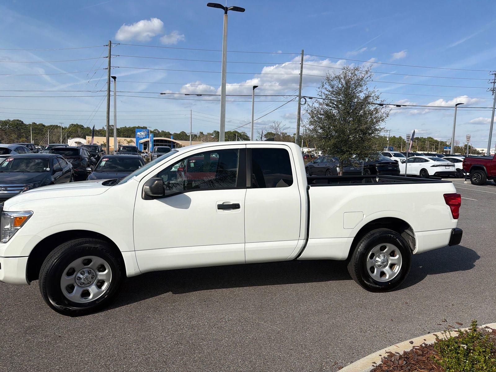 Used 2022 Nissan Titan S image 5