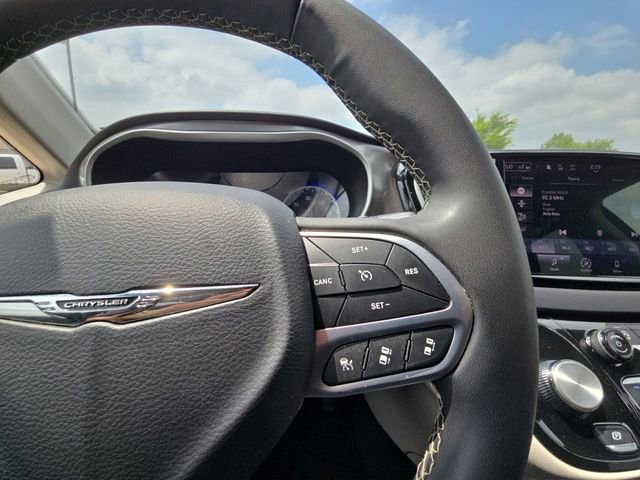 Used 2023 Chrysler Pacifica Touring-L FWD image 12