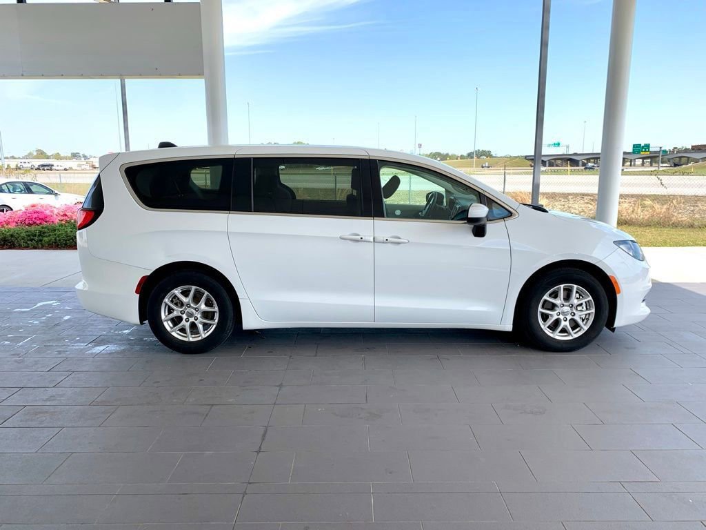 Used 2023 Chrysler Voyager LX image 4