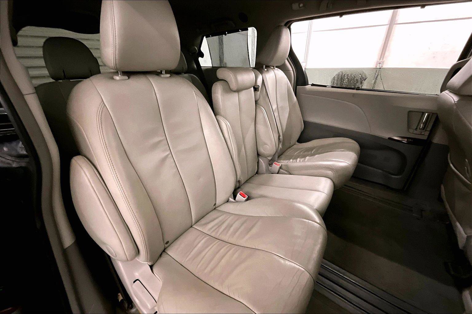 Used 2014 Toyota Sienna XLE image 27