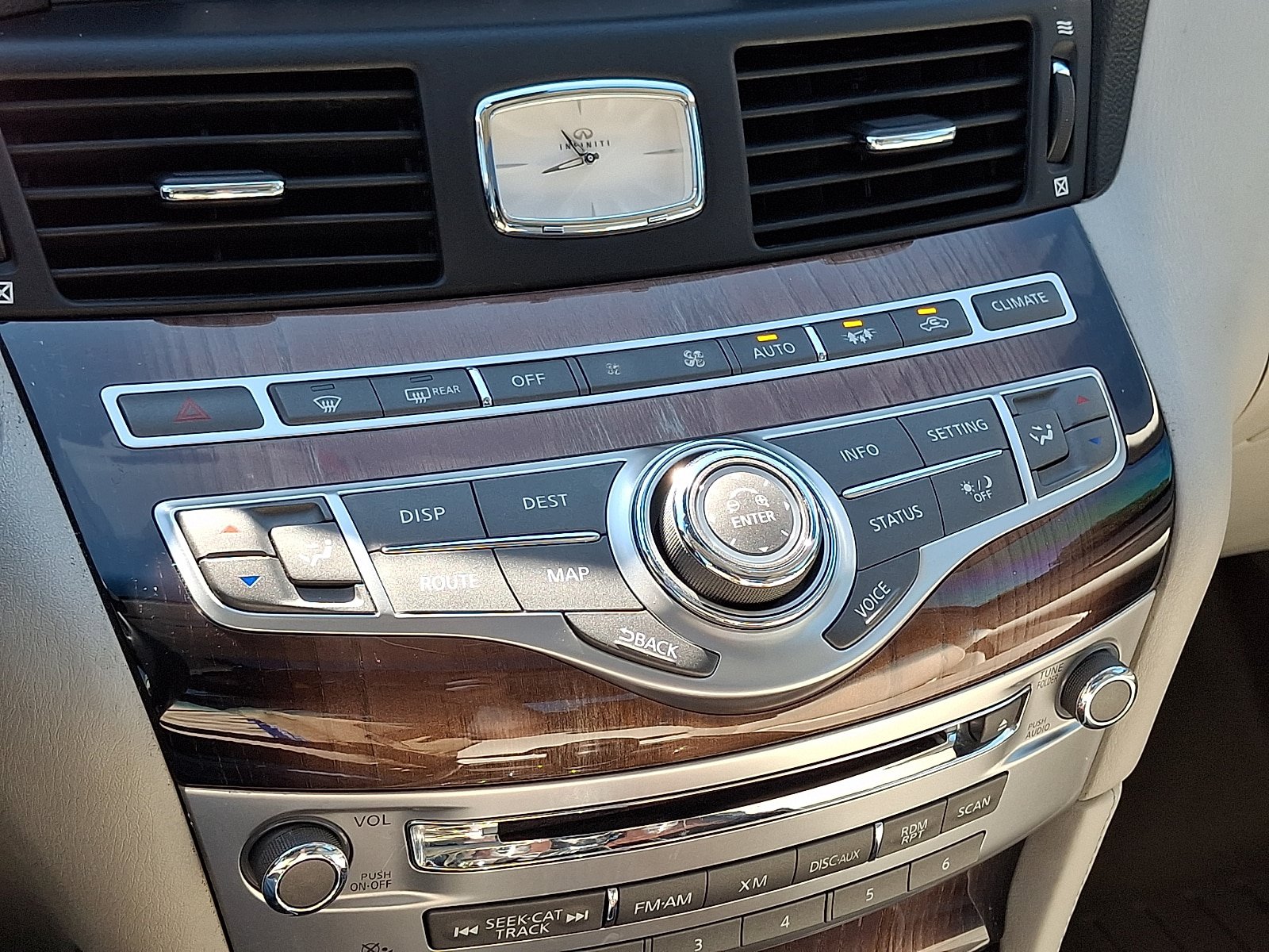 Used 2012 INFINITI M37 x w/ Deluxe Touring Pkg AWD/4WD image 18