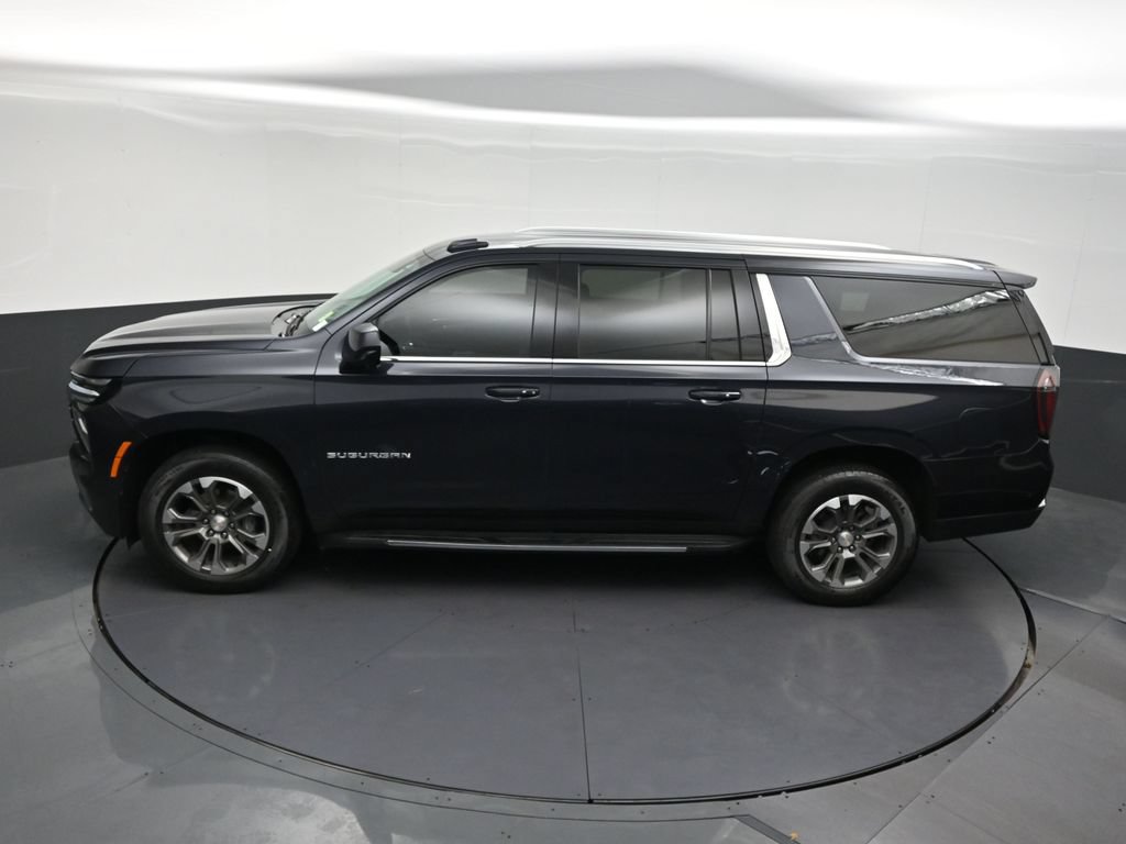 Used 2025 Chevrolet Suburban LT RWD image 18