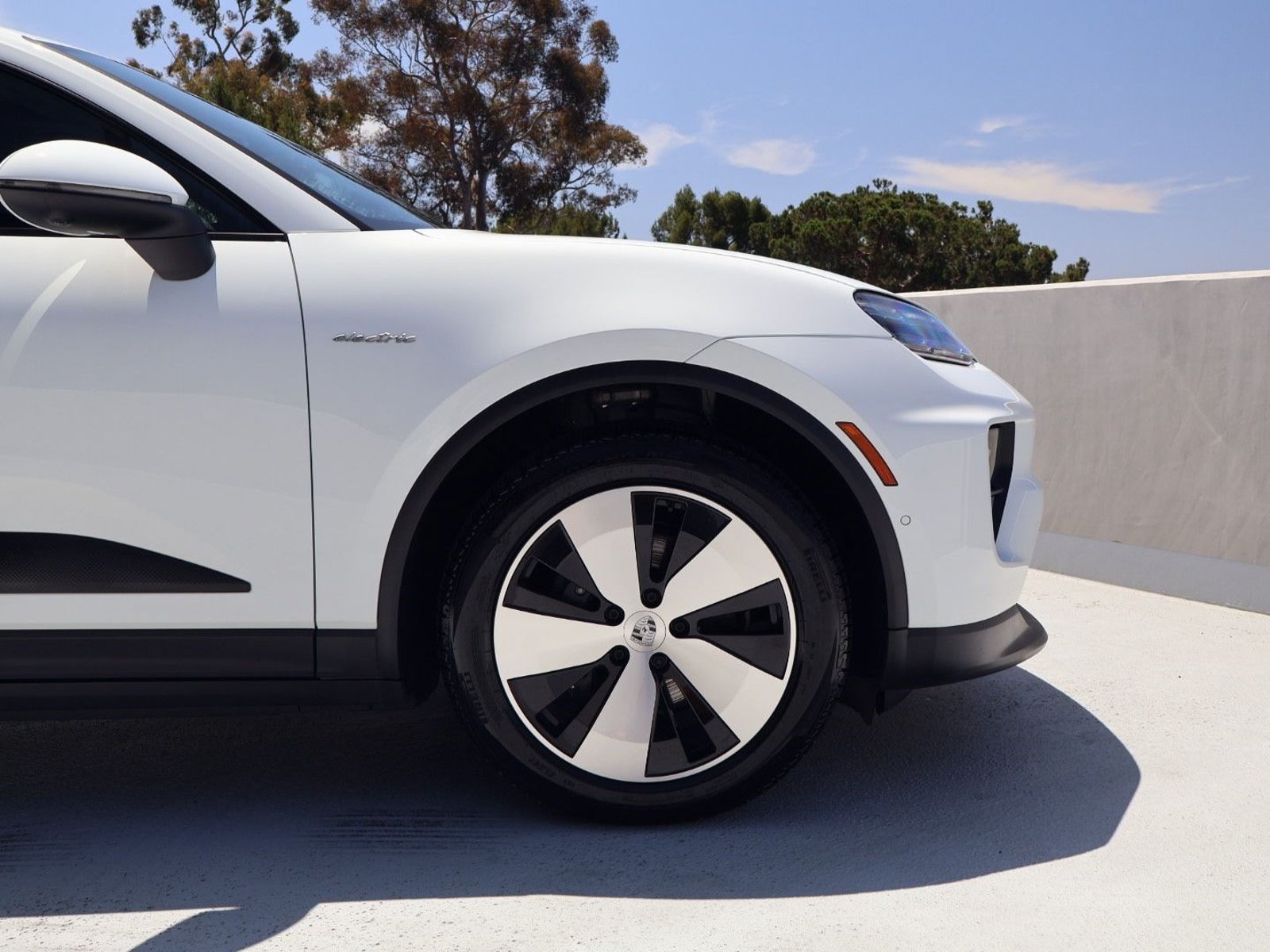 Certified 2025 Porsche Macan 4 Electric AWD/4WD image 11