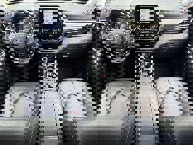 Used 2024 Toyota Highlander XLE image 11