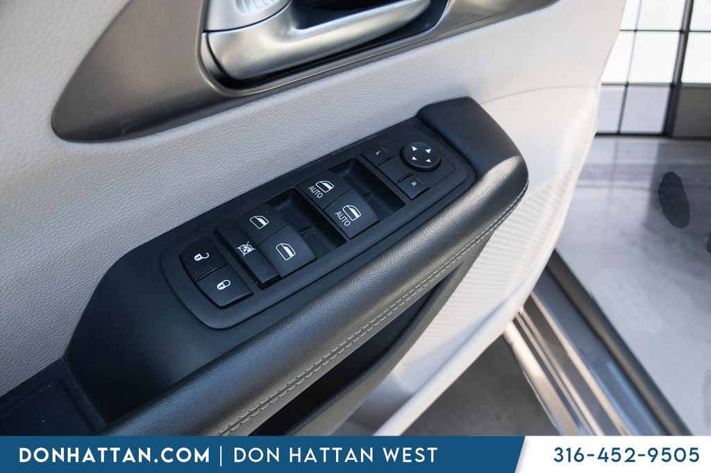 Used 2023 Chrysler Pacifica Touring-L FWD image 13