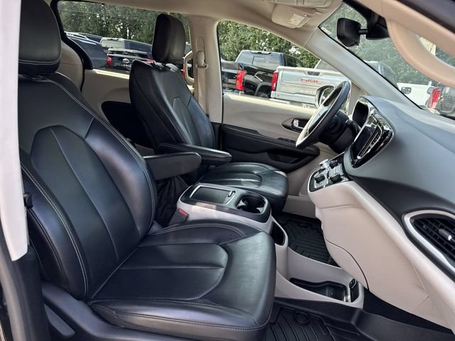 Used 2023 Chrysler Pacifica Touring-L FWD image 25